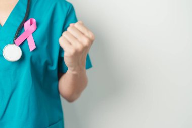 Pembe Ekim Göğüs Kanseri Bilinci Ayı, Pembe Kurdeleli kadın doktor, insanların hayatını ve hastalıklarını desteklemek için hastanede. Ulusal Kanserden kurtulanlar ayı, Anne ve Dünya Kanser Günü konsepti