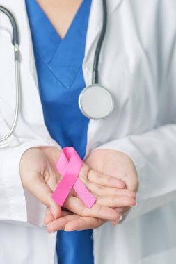 Pembe Ekim Göğüs Kanseri Bilinci Ayı, Pembe Kurdeleli kadın doktor, insanların hayatını ve hastalıklarını desteklemek için hastanede. Ulusal Kanserden kurtulanlar ayı, Anne ve Dünya Kanser Günü konsepti