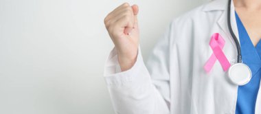 Pembe Ekim Göğüs Kanseri Bilinci Ayı, Pembe Kurdeleli kadın doktor, insanların hayatını ve hastalıklarını desteklemek için hastanede. Ulusal Kanserden kurtulanlar ayı, Anne ve Dünya Kanser Günü konsepti