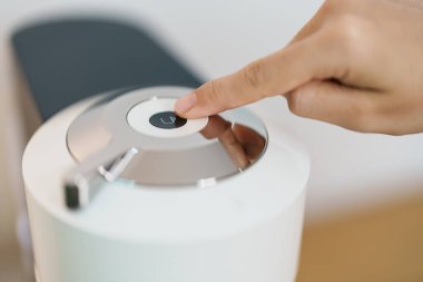 Kahve makinesinin yaptığı Espresso Kahvesi ahşap tezgahın üzerinde. Ev, Apartman ve Ofis 'te günlük içecek konsepti