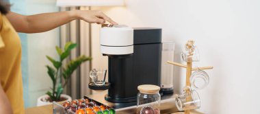 Kahve makinesinden Espresso Kahvesi ve ahşap masa çubuğunda kavrulmuş kahve çekirdeği. Ev, Apartman ve Ofis 'te günlük içecek konsepti