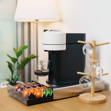 Espresso Kahve Makinesi ve ahşap sehpanın üzerinde kavrulmuş kahve çekirdeği. Ev, Apartman ve Ofis 'te günlük içecek konsepti