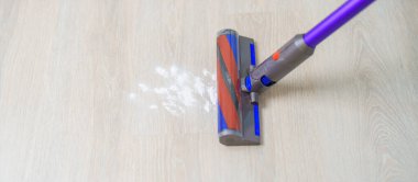 Kablosuz elektrik süpürgesiyle yerleri temizleyen kadın. Ev hanımı kablosuz süpürgeyi evi temizlemek için kullanıyor. Ev işleri, Temizlik, Temizlik, Temizlik, Toz, Temizlik ve günlük rutin