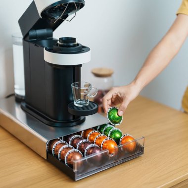 Kahve makinesinden Espresso Kahvesi ve ahşap masa çubuğunda kavrulmuş kahve çekirdeği. Ev, Apartman ve Ofis 'te günlük içecek konsepti