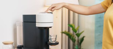 Kahve makinesinin yaptığı Espresso Kahvesi ahşap tezgahın üzerinde. Ev, Apartman ve Ofis 'te günlük içecek konsepti