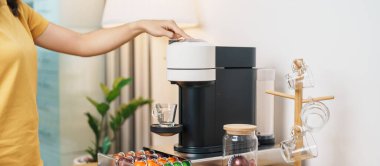 Kahve makinesinden Espresso Kahvesi ve ahşap masa çubuğunda kavrulmuş kahve çekirdeği. Ev, Apartman ve Ofis 'te günlük içecek konsepti