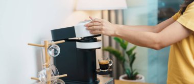 Kahve makinesinden Espresso Kahvesi ve ahşap masa çubuğunda kavrulmuş kahve çekirdeği. Ev, Apartman ve Ofis 'te günlük içecek konsepti