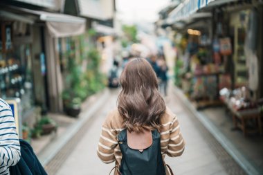 Enoshima Adası, Fujisawa, Kanagawa, Japonya 'da kadın turist ziyareti. Gezginler Enoshima Tapınağı 'nı gezerken mutlu. Tokyo yakınlarındaki turistler için önemli ve popüler bir yer. Seyahat ve Tatil kavramı
