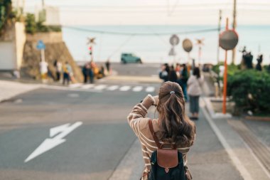 Kamakura, Kanagawa, Japonya 'da kadın turist ziyareti. Gezginler Kamakurakokomae tren istasyonunu gezerken mutlu olsun. Tokyo yakınlarındaki turistler için önemli ve popüler bir yer. Seyahat ve Tatil kavramı