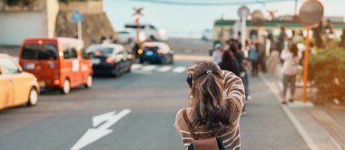 Kamakura, Kanagawa, Japonya 'da kadın turist ziyareti. Gezginler Kamakurakokomae tren istasyonunu gezerken mutlu olsun. Tokyo yakınlarındaki turistler için önemli ve popüler bir yer. Seyahat ve Tatil kavramı