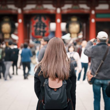 Sensoji Tapınağı 'nı ziyaret eden turist bir kadın veya Asakusa Kannon Tapınağı, Tokyo, Asakusa' da bulunan bir Budist tapınağıdır. Kırmızı fenerde Japonca cümle Şimşek kapısı anlamına gelir.