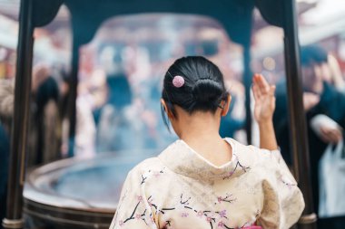 Turistler Sensoji Tapınağı 'nı ziyaret eder veya Asakusa Kannon Tapınağı Asakusa' da bulunan bir Budist tapınağıdır. Tokyo, Japonya ve Asya 'daki turistik ve turistik merkezler açısından önemli bir yere sahiptir.