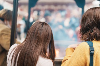 Turistler Sensoji Tapınağı 'nı ziyaret eder veya Asakusa Kannon Tapınağı Asakusa' da bulunan bir Budist tapınağıdır. Tokyo, Japonya ve Asya 'daki turistik ve turistik merkezler açısından önemli bir yere sahiptir.