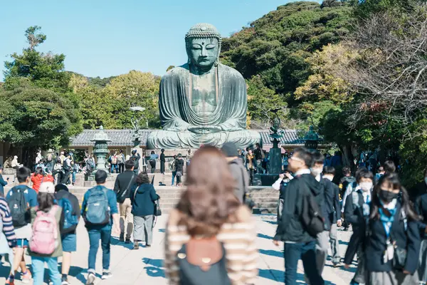 Kamakura, Kanagawa, Japonya 'da kadın turist ziyareti. Mutlu gezginler Büyük Buda heykelini geziyor. Tokyo yakınlarındaki turistler için önemli ve popüler bir yer. Seyahat ve Tatil kavramı