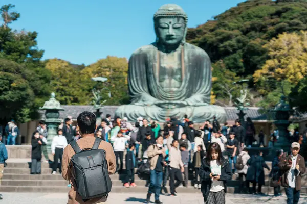 Kamakura, Kanagawa, Japonya 'da turist ziyareti. Mutlu gezginler Büyük Buda heykelini geziyor. Tokyo yakınlarındaki turistler için önemli ve popüler bir yer. Seyahat ve Tatil kavramı