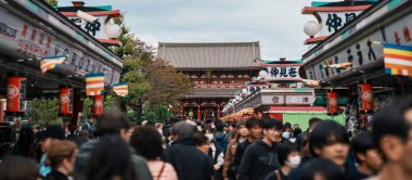 Sensoji ya da Asakusa Kannon Tapınağı, Asakusa 'da bulunan bir Budist tapınağıdır. Tokyo 'nun en renkli ve popüler tapınaklarından biridir. Turistlerin ilgi odağı. Tokyo, Japonya, 18 Kasım 2023