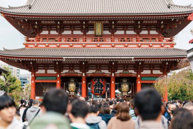 Sensoji ya da Asakusa Kannon Tapınağı, Asakusa 'da bulunan bir Budist tapınağıdır. Tokyo 'nun en renkli ve popüler tapınaklarından biridir. Turistlerin ilgi odağı. Tokyo, Japonya, 18 Kasım 2023