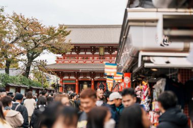 Sensoji ya da Asakusa Kannon Tapınağı, Asakusa 'da bulunan bir Budist tapınağıdır. Tokyo 'nun en renkli ve popüler tapınaklarından biridir. Turistlerin ilgi odağı. Tokyo, Japonya, 18 Kasım 2023