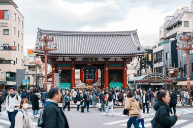 Sensoji ya da Asakusa Kannon Tapınağı, Asakusa 'da bulunan bir Budist tapınağıdır. Tokyo 'nun en renkli ve popüler tapınaklarından biridir. Turistlerin ilgi odağı. Tokyo, Japonya, 18 Kasım 2023