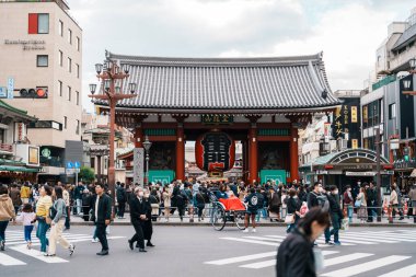 Sensoji ya da Asakusa Kannon Tapınağı, Asakusa 'da bulunan bir Budist tapınağıdır. Tokyo 'nun en renkli ve popüler tapınaklarından biridir. Turistlerin ilgi odağı. Tokyo, Japonya, 18 Kasım 2023