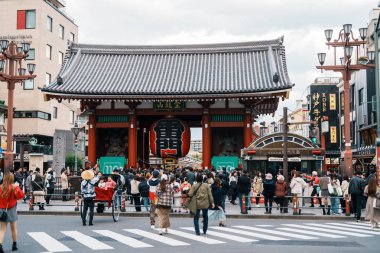 Sensoji ya da Asakusa Kannon Tapınağı, Asakusa 'da bulunan bir Budist tapınağıdır. Tokyo 'nun en renkli ve popüler tapınaklarından biridir. Turistlerin ilgi odağı. Tokyo, Japonya, 18 Kasım 2023