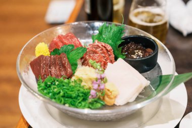 At eti parçaları sashimi veya Japon Basashi. Baniku 'da yağsız et, harika mermer, yele ve karaciğer bulunur. Matsumoto şehrinde kaliteli et ve ünlü yemekler, Nagano Bölgesi, Japonya