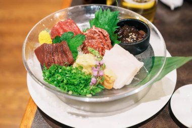 At eti parçaları sashimi veya Japon Basashi. Baniku 'da yağsız et, harika mermer, yele ve karaciğer bulunur. Matsumoto şehrinde kaliteli et ve ünlü yemekler, Nagano Bölgesi, Japonya