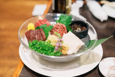 At eti parçaları sashimi veya Japon Basashi. Baniku 'da yağsız et, harika mermer, yele ve karaciğer bulunur. Matsumoto şehrinde kaliteli et ve ünlü yemekler, Nagano Bölgesi, Japonya