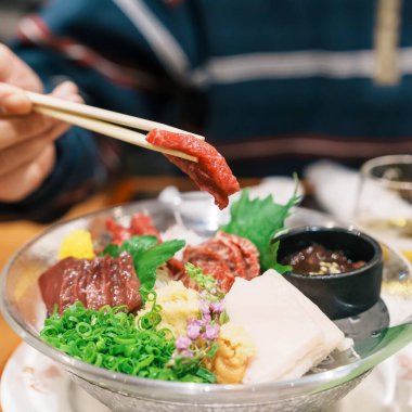 At eti parçaları sashimi veya Japon Basashi. Baniku 'da yağsız et, harika mermer, yele ve karaciğer bulunur. Matsumoto şehrinde kaliteli et ve ünlü yemekler, Nagano Bölgesi, Japonya