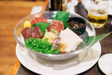 At eti parçaları sashimi veya Japon Basashi. Baniku 'da yağsız et, harika mermer, yele ve karaciğer bulunur. Matsumoto şehrinde kaliteli et ve ünlü yemekler, Nagano Bölgesi, Japonya