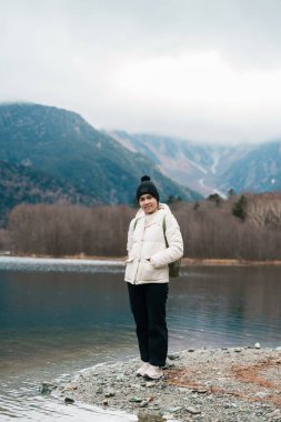 Kadın turist Kamikochi Ulusal Parkı 'nı geziyor, mutlu gezginler dağlı Taisho göleti geziyor, Nagano Bölgesi, Japonya. Turistler için dönüm noktası. Japonya Seyahat, Varış ve Tatil
