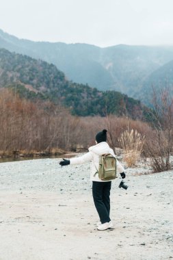 Kadın turist Kamikochi Ulusal Parkı 'nı geziyor, mutlu gezginler dağlı Tashiro göleti geziyor, Nagano Bölgesi, Japonya. Turistler için dönüm noktası. Japonya Seyahat, Varış ve Tatil