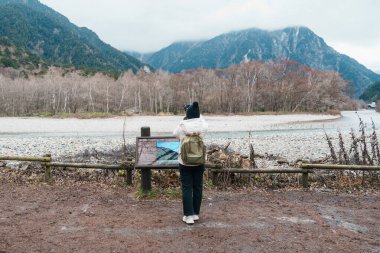 Kadın turist Kamikochi Milli Parkı 'nı geziyor, mutlu gezginler Azusa Nehri' ni dağ, Nagano Bölgesi, Japonya ile geziyor. Turistler için dönüm noktası. Japonya Seyahat, Varış ve Tatil