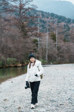 Kadın turist Kamikochi Milli Parkı 'nı geziyor, mutlu gezginler Azusa Nehri' ni dağ, Nagano Bölgesi, Japonya ile geziyor. Turistler için dönüm noktası. Japonya Seyahat, Varış ve Tatil