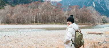 Kadın turist Kamikochi Milli Parkı 'nı geziyor, mutlu gezginler Azusa Nehri' ni dağ, Nagano Bölgesi, Japonya ile geziyor. Turistler için dönüm noktası. Japonya Seyahat, Varış ve Tatil