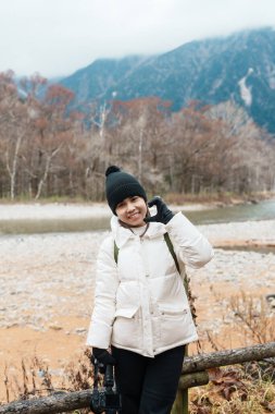 Kadın turist Kamikochi Milli Parkı 'nı geziyor, mutlu gezginler Azusa Nehri' ni dağ, Nagano Bölgesi, Japonya ile geziyor. Turistler için dönüm noktası. Japonya Seyahat, Varış ve Tatil