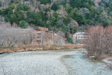 Kamikochi Ulusal Parkı, Hotaka Dağı ve Azusa Nehri, Nagano Bölgesi, Japonya. Turistler için dönüm noktası. Japonya Seyahat, Varış ve Tatil Konsepti