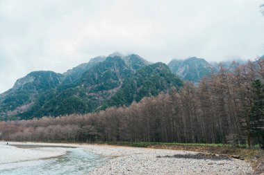 Kamikochi Ulusal Parkı, Hotaka Dağı ve Azusa Nehri, Nagano Bölgesi, Japonya. Turistler için dönüm noktası. Japonya Seyahat, Varış ve Tatil Konsepti