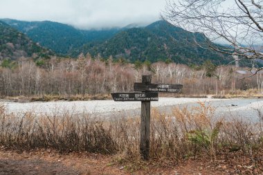 Kamikochi Ulusal Parkı, Hotaka Dağı ve Azusa Nehri, Nagano Bölgesi, Japonya. Turistler için dönüm noktası. Japonya Seyahat, Varış ve Tatil Konsepti