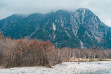 Kamikochi Ulusal Parkı, Hotaka Dağı ve Azusa Nehri, Nagano Bölgesi, Japonya. Turistler için dönüm noktası. Japonya Seyahat, Varış ve Tatil Konsepti