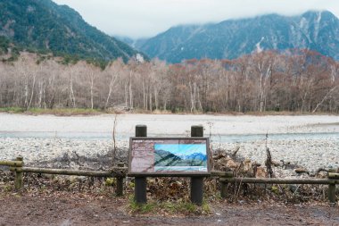 Kamikochi Ulusal Parkı, Hotaka Dağı ve Azusa Nehri, Nagano Bölgesi, Japonya. Turistler için dönüm noktası. Japonya Seyahat, Varış ve Tatil Konsepti