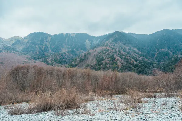 Kamikochi Ulusal Parkı, Tashiro göleti Alpler Dağı, Nagano Bölgesi, Japonya. Turistler için dönüm noktası. Japonya Seyahat, Varış ve Tatil Konsepti