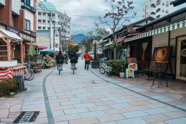 Nawate Caddesi ya da Frog alışveriş caddesi, Yohashira Tapınağı ile Metoba Nehri arasında, Matsumoto İstasyonu ile kale arasında. Turistlerin ilgi odağı. Nagano, Japonya, 12 Kasım 2023