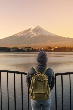 Fuji Dağı 'nda Kawaguchi Gölü' nde yaşayan kadın turist Fujikawaguchiko, Yamanashi, Japonya 'da Fuji Dağı' nı gezen mutlu gezgin. Turistler için dönüm noktası. Japonya Seyahat, Varış ve Tatil