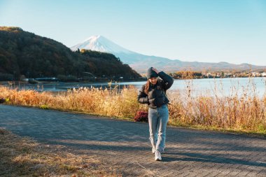 Fuji Dağı 'nda Kawaguchi Gölü' nde yaşayan kadın turist Fujikawaguchiko, Yamanashi, Japonya 'da Fuji Dağı' nı gezen mutlu gezgin. Turistler için dönüm noktası. Japonya Seyahat, Varış ve Tatil