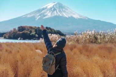 Fuji Dağı 'nda Kawaguchi Gölü' nde yaşayan kadın turist Fujikawaguchiko, Yamanashi, Japonya 'da Fuji Dağı' nı gezen mutlu gezgin. Turistler için dönüm noktası. Japonya Seyahat, Varış ve Tatil