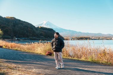 Fuji Dağı ile Kawaguchi Gölü 'nde turist, Fujikawaguchiko, Yamanashi, Japonya' da Fuji Dağı 'nı gezen mutlu gezgin. Turistler için dönüm noktası. Japonya Seyahat, Varış ve Tatil