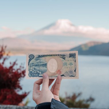 Motosu Gölü 'nde Fuji Dağı' nda 1000 yen 'lik banknot, Fuji Dağı' na mutlu turist seferi ve Fuji 5 Gölleri 'ne yolculuk. Turistler için dönüm noktası. Japonya Seyahat, Varış ve Tatil