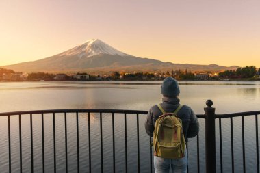 Fuji Dağı 'nda Kawaguchi Gölü' nde yaşayan kadın turist Fujikawaguchiko, Yamanashi, Japonya 'da Fuji Dağı' nı gezen mutlu gezgin. Turistler için dönüm noktası. Japonya Seyahat, Varış ve Tatil