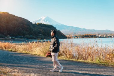 Fuji Dağı ile Kawaguchi Gölü 'nde turist, Fujikawaguchiko, Yamanashi, Japonya' da Fuji Dağı 'nı gezen mutlu gezgin. Turistler için dönüm noktası. Japonya Seyahat, Varış ve Tatil